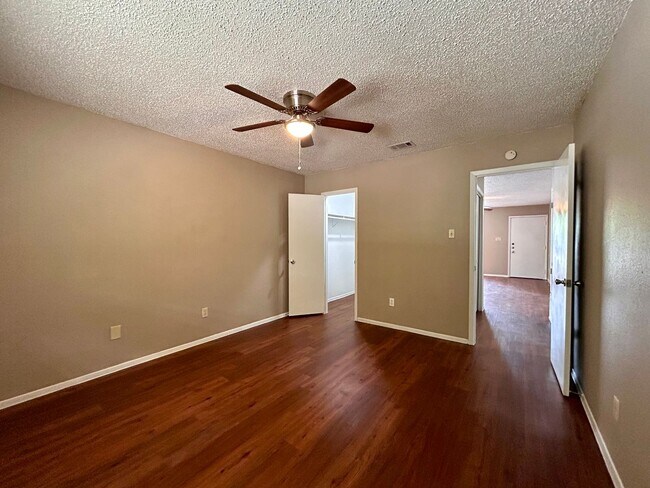 Building Photo - 1504 No Mor Cove