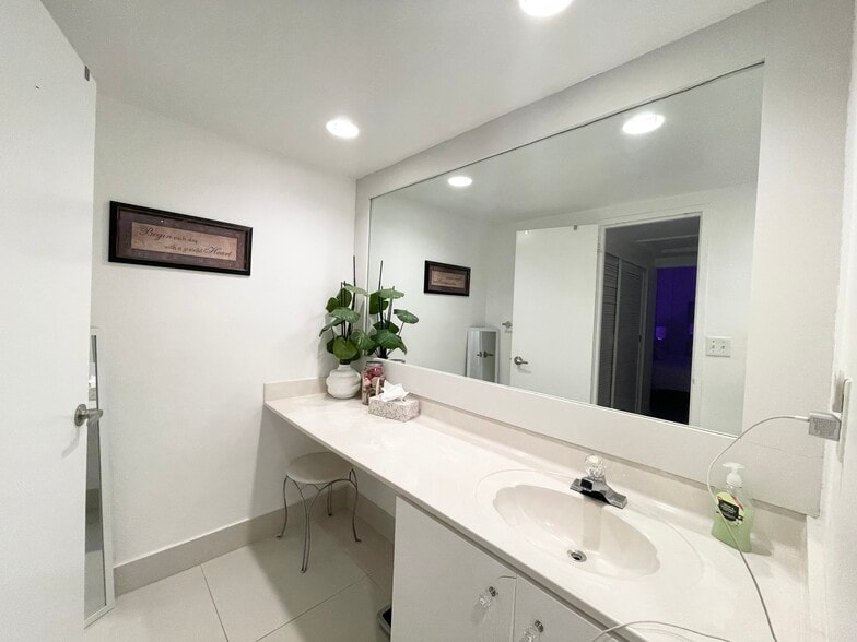 Vanity area - 4001 S Ocean Dr