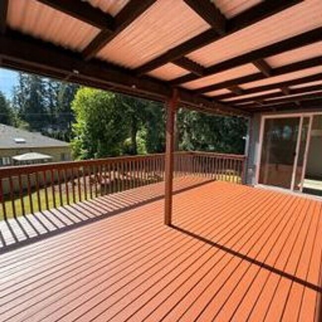 Building Photo - Beautiful home in highly desirable Bellevue neighborhood.