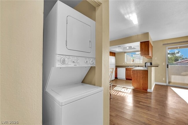 Building Photo - 7300 W Pirates Cove Rd