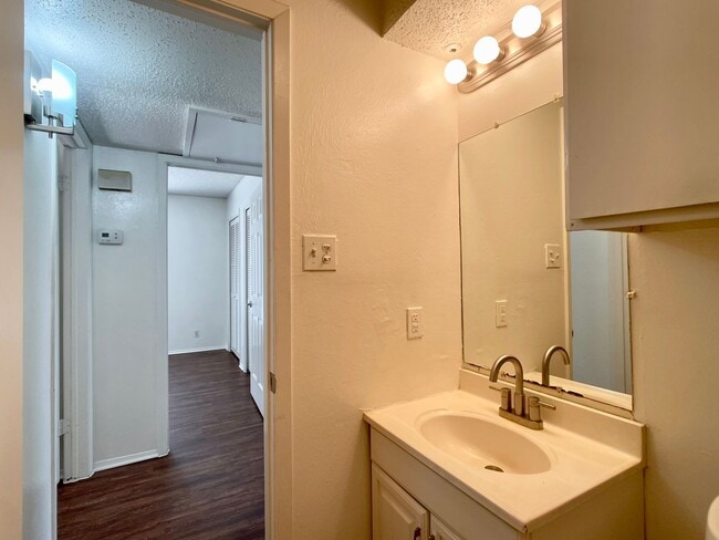 Building Photo - Upgraded 2/1 in South Austin