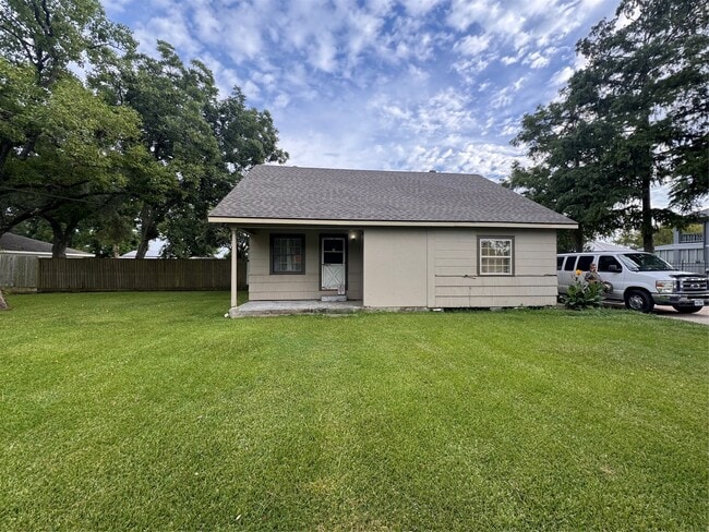 Primary Photo - 906 Llano St