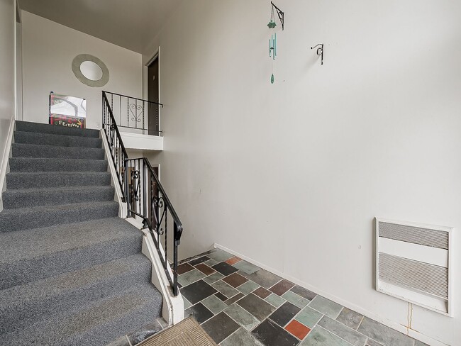 Building Photo - 211 Smt Rdg Dr