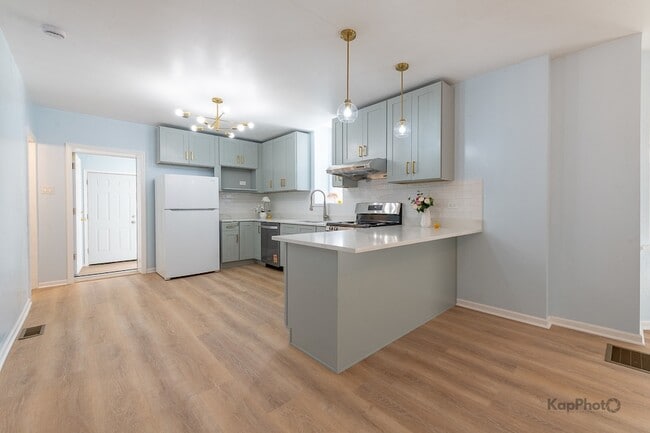 Building Photo - 2821 S Emerald Ave