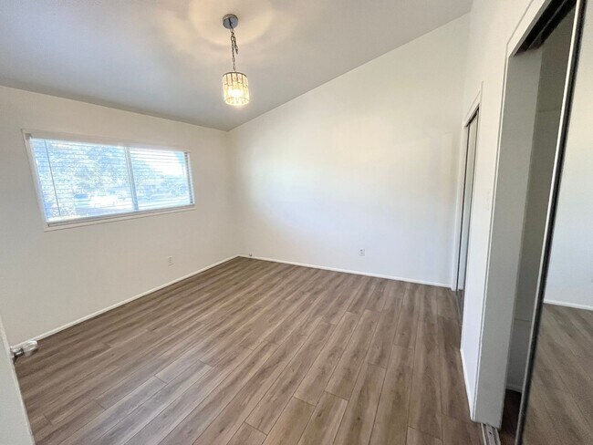 Building Photo - Charming 4 bedroom house with extra living...