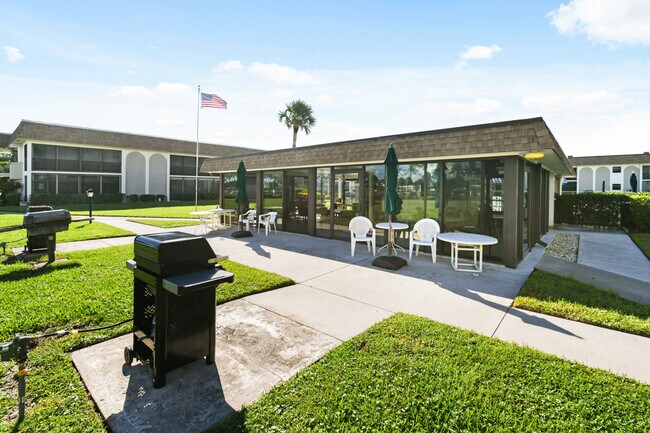 Building Photo - 755 Saturn St