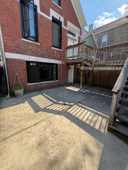 Building Photo - 2215 W Cullerton St