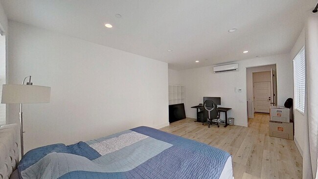 Building Photo - 574 S Motif St