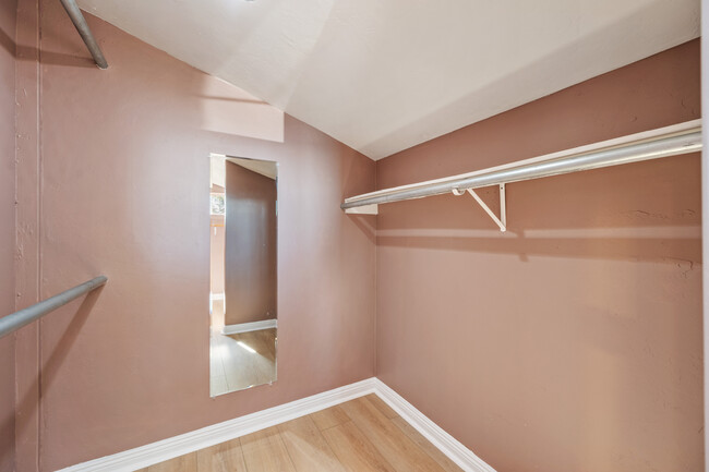 Building Photo - Gorgeous Freshly Renovated Top Floor Condo...