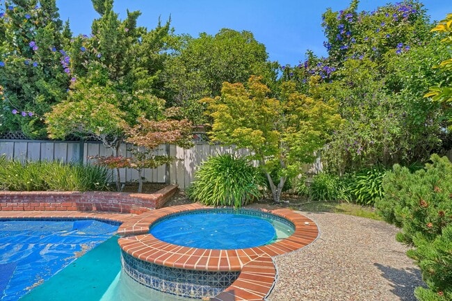 Building Photo - Spacious 4 bed, 2.5 Bath Home with Bonus Room and Pool in Palo Alto!