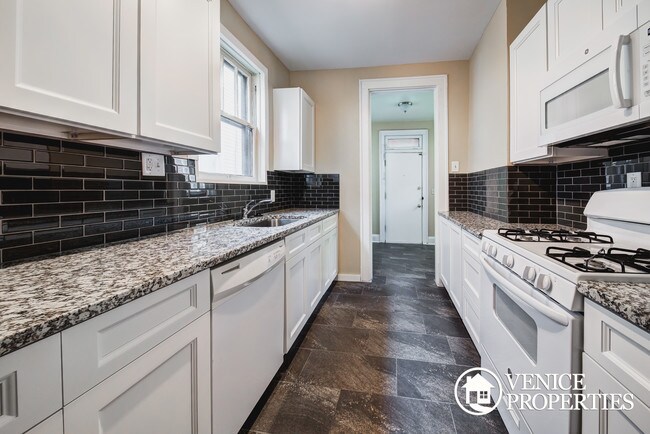 Building Photo - 103 W Norwich Ave