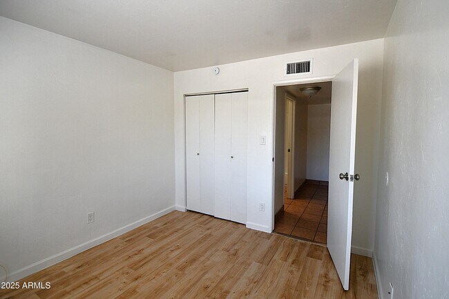 Building Photo - 1448 W Kilburn St