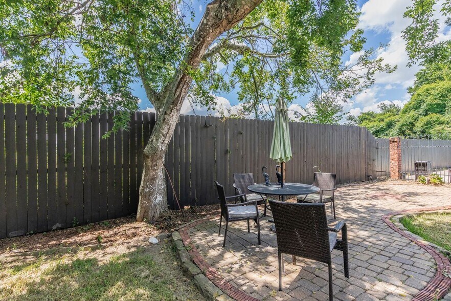 Building Photo - 300 Oak Hollow Dr
