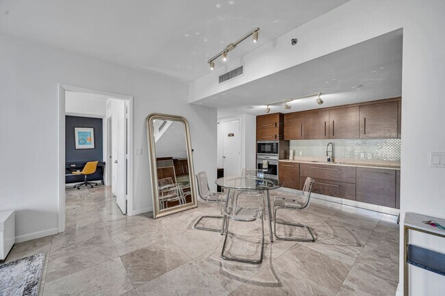 Building Photo - 485 Brickell Ave