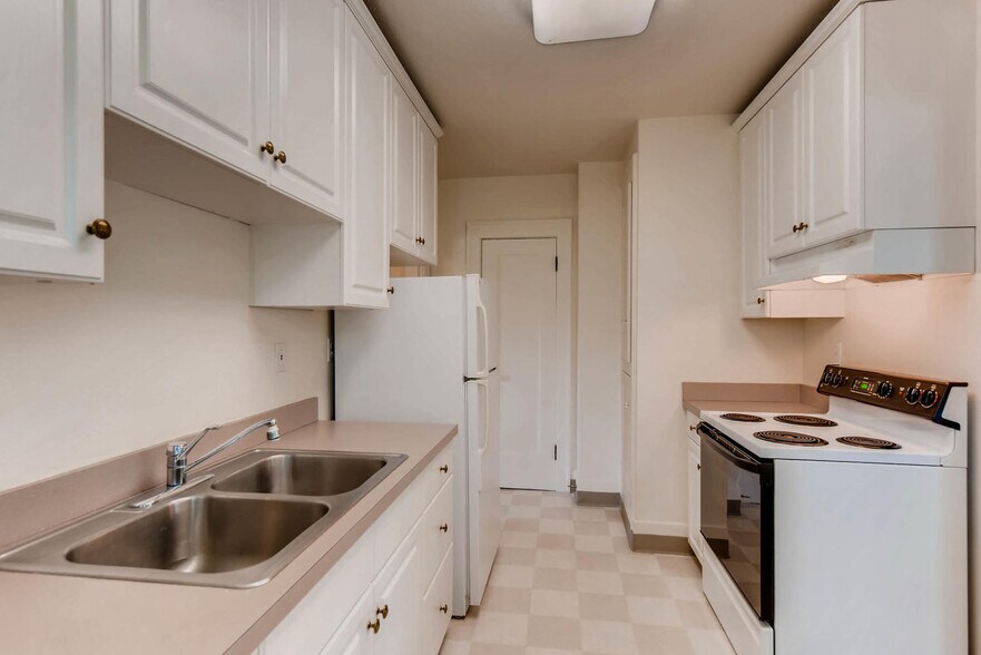 Building Photo - 5134 SE Hawthorne Blvd