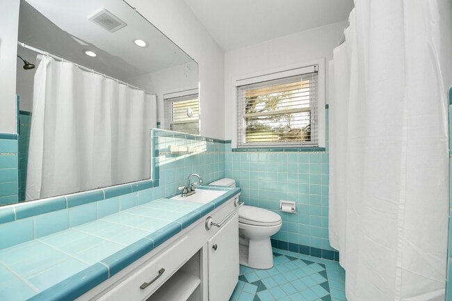 Building Photo - 411 Venice St