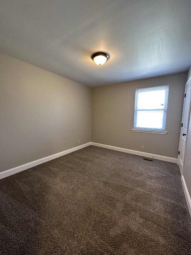Building Photo - 335 Woodale Dr