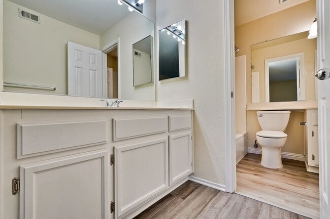 Building Photo - Cute One Bedroom Condo with Central AC and Heat.