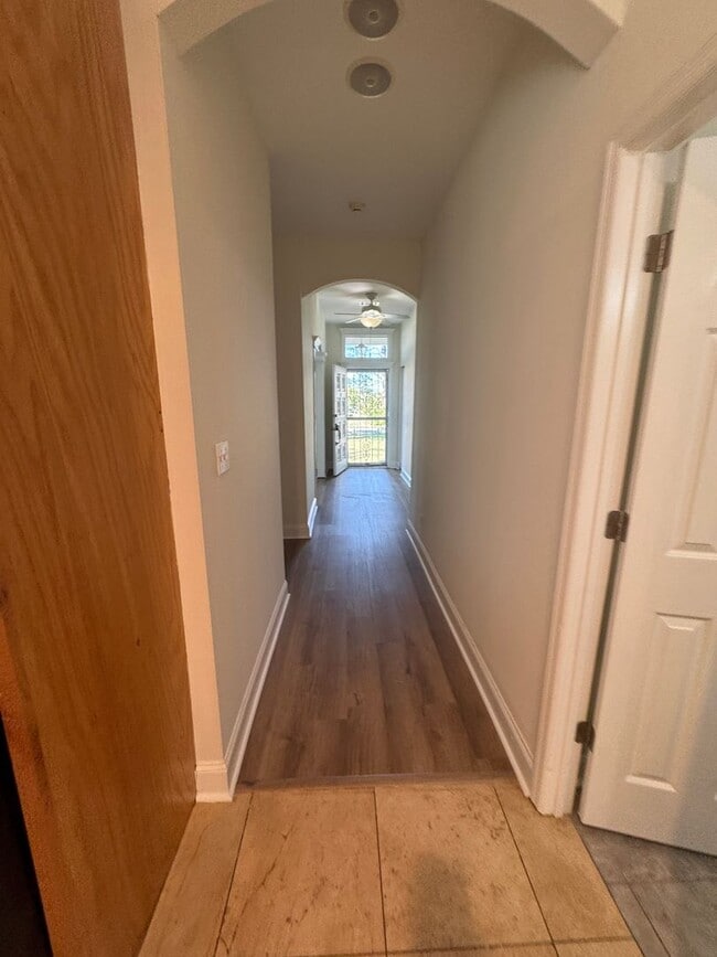 Building Photo - 3 Bed / 2 bath on 1.2 ACRES - 3 car garage...