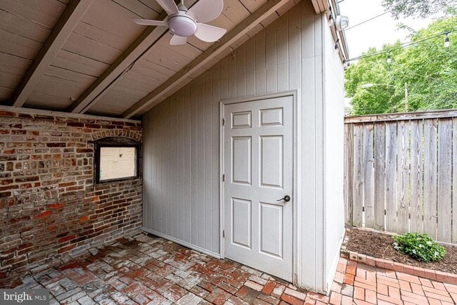 Building Photo - 611 G St SE