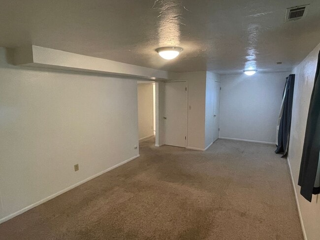 Building Photo - Great 5 Bed/3 Bath home in Orem