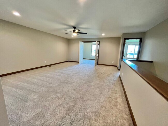 Building Photo - Stunning 5 Bed/2.5 Bath Twinhome!