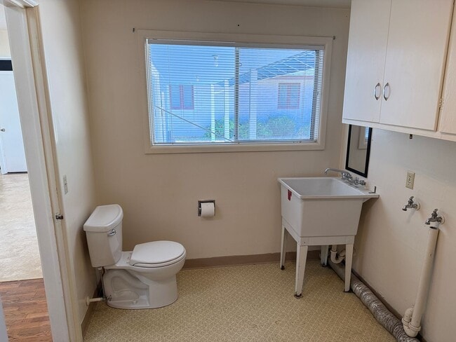 Building Photo - 3 bedroom, 1.5 bath house in Eugene!