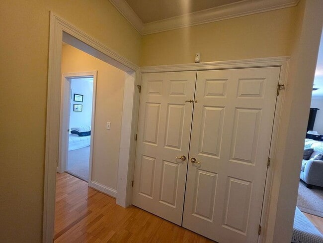 Building Photo - "Charming 2-Bed, 2-Bath Spacious Retreat in Norfolk - 1,500 Sq Ft of Modern Comfort!"