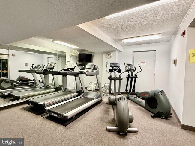 Building Photo - 10201 Grosvenor Pl