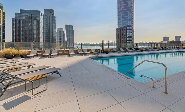 Building Photo - 1 bedroom in LONG ISLAND CITY NY 11109