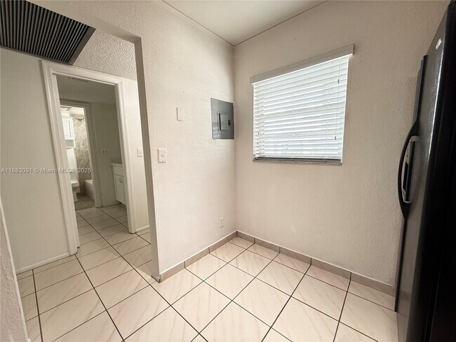 Building Photo - 9235 Lagoon Pl