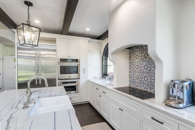 Building Photo - Prime Single Family Home