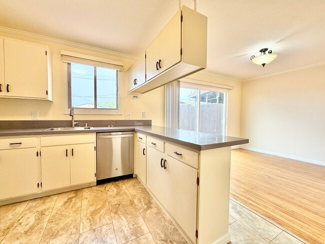 Building Photo - Renovated Single-Family Home in Pacifica!