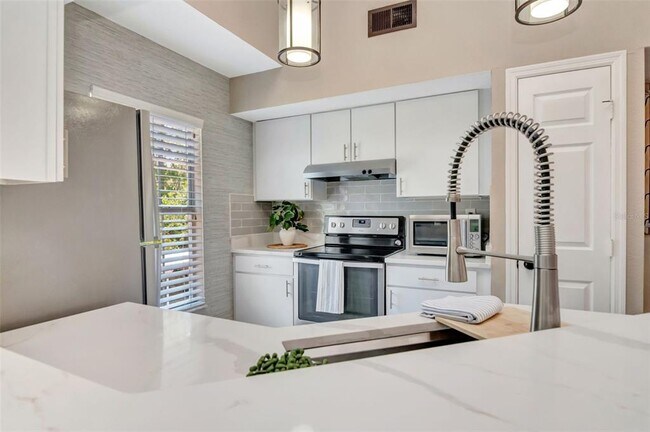 Building Photo - 9130 Lake Chase Island Way