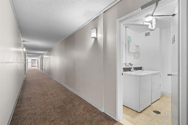 Building Photo - 401 Golden Isles Dr