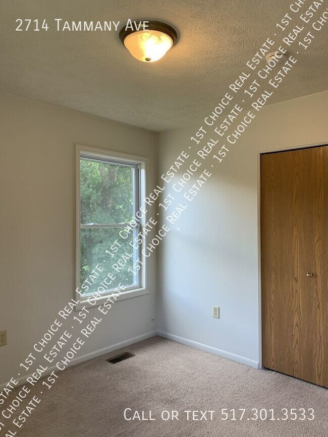 Building Photo - Spacious 3-BDR 1.5-BTH Duplex w/ Garage & ...