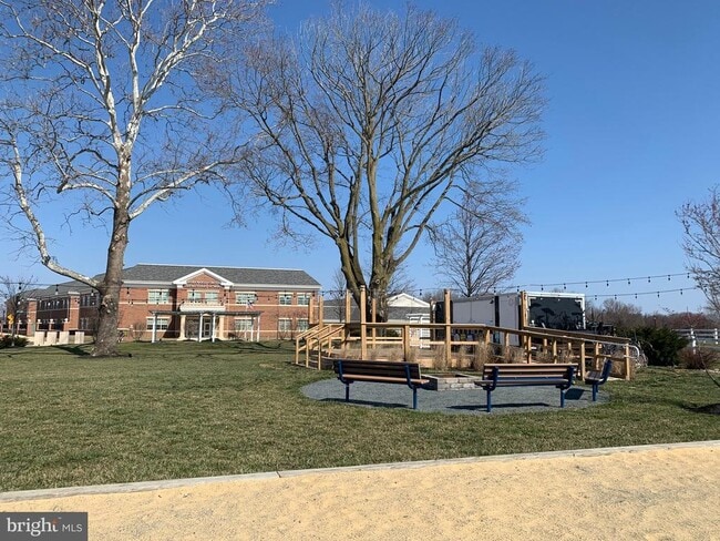 Building Photo - 603 Mapleton Ave