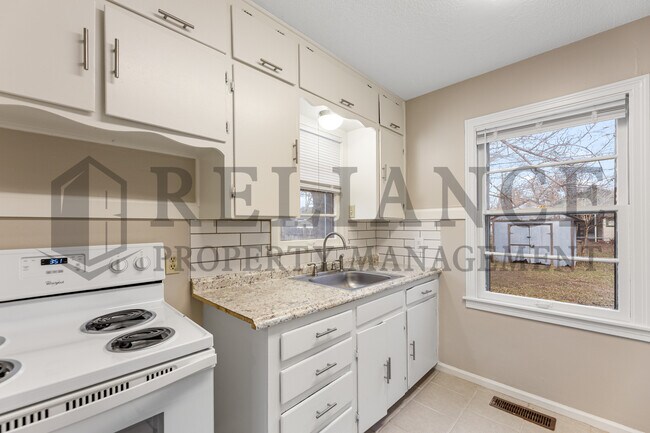 Building Photo - 1912 N Hood St