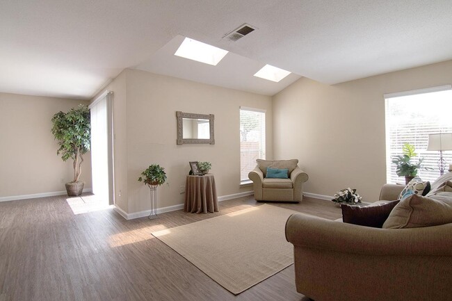 Building Photo - 4800 Lamonte Ln