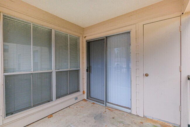 Building Photo - 8051 Bay Branch Dr