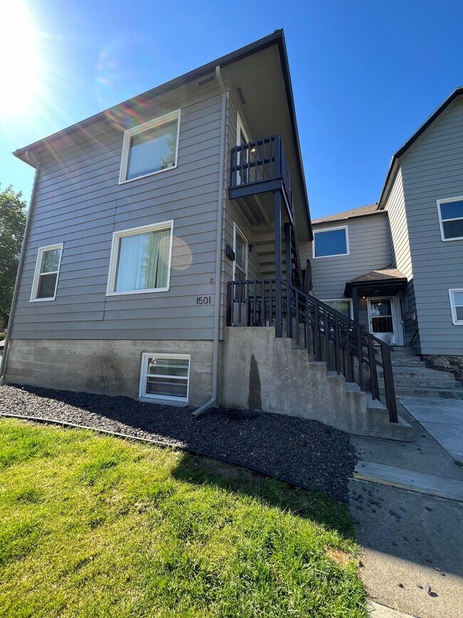 Building Photo - Charming 1-Bedroom Apartment for Rent on Spokane's Lower South Hill - Upstairs Unit with Downtown...