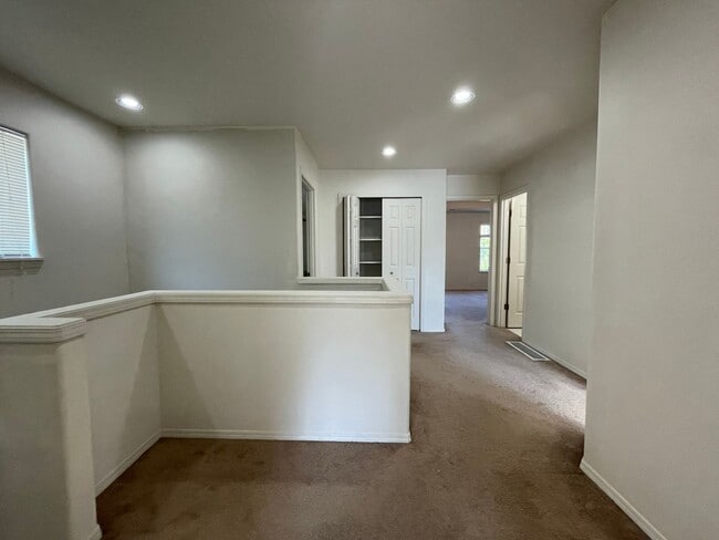 Building Photo - Hillsboro 3Bedroom 2.5 Bath + Den ~ Includes Washer & Dryer and Garage ~ Orenco Gardens Neighborh...