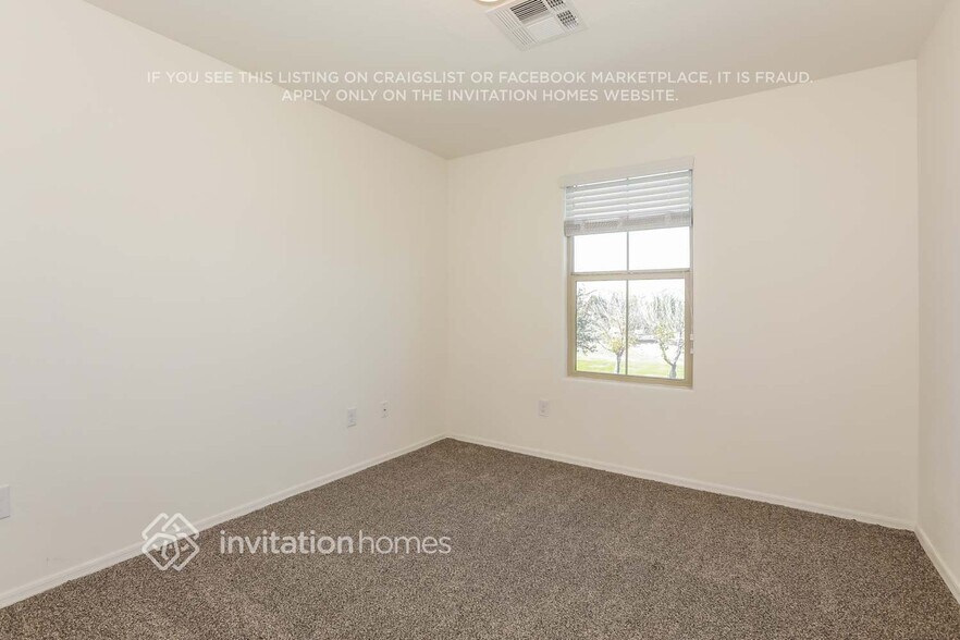 Building Photo - 1323 E Palomino Way