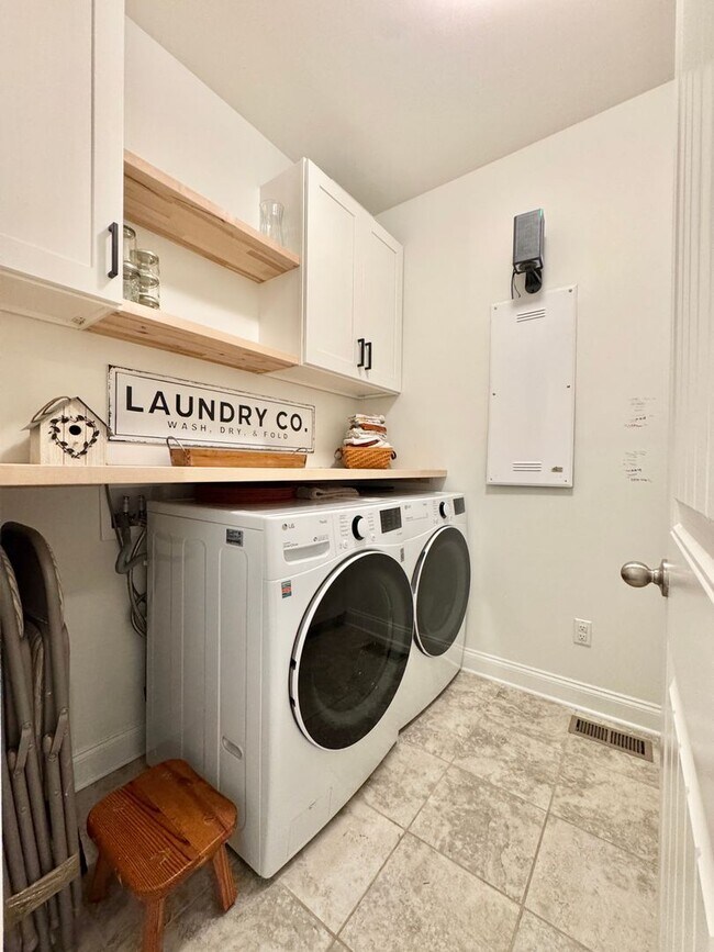 Building Photo - 4 Bedroom Home with Office in Walking Distance to Schools