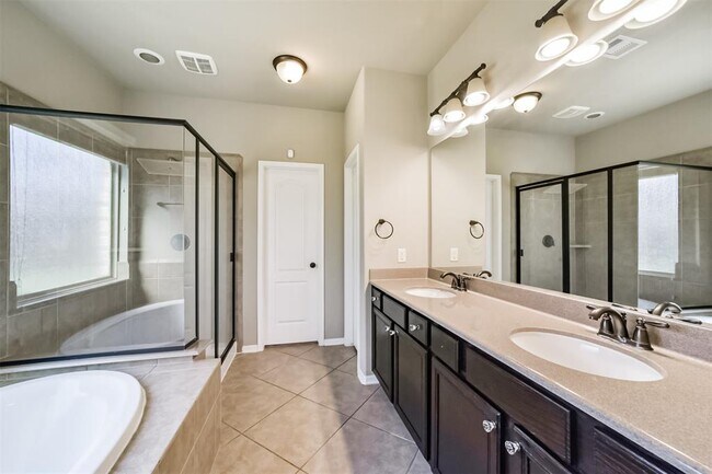 Building Photo - 6207 Holly Oaks Court