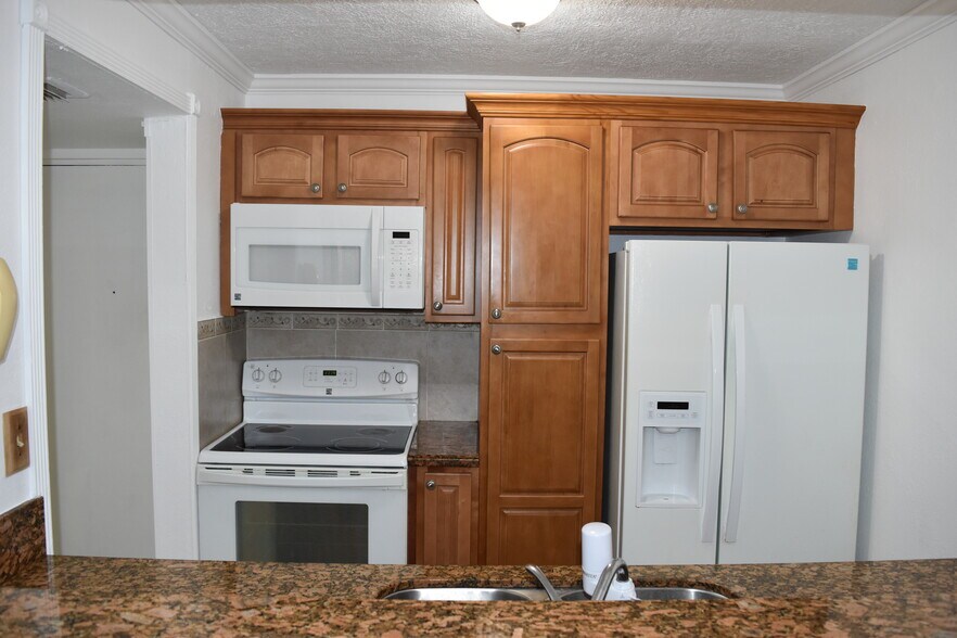 Building Photo - 8002 SW 149th Ave