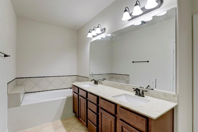 Building Photo - 7 Laurelwood Dr