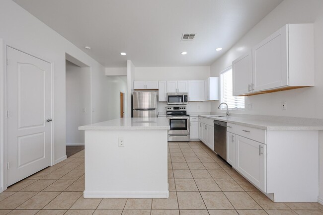 Building Photo - 41298 W Park Hill Dr