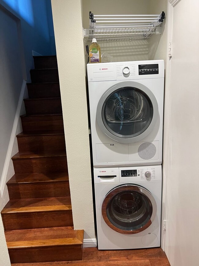 Building Photo - Palo Alto -Updated 3 Bedroom Condo In A Highly Sought After Neighborhood