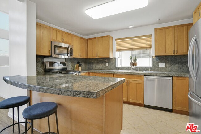 Building Photo - 120 Fleet St